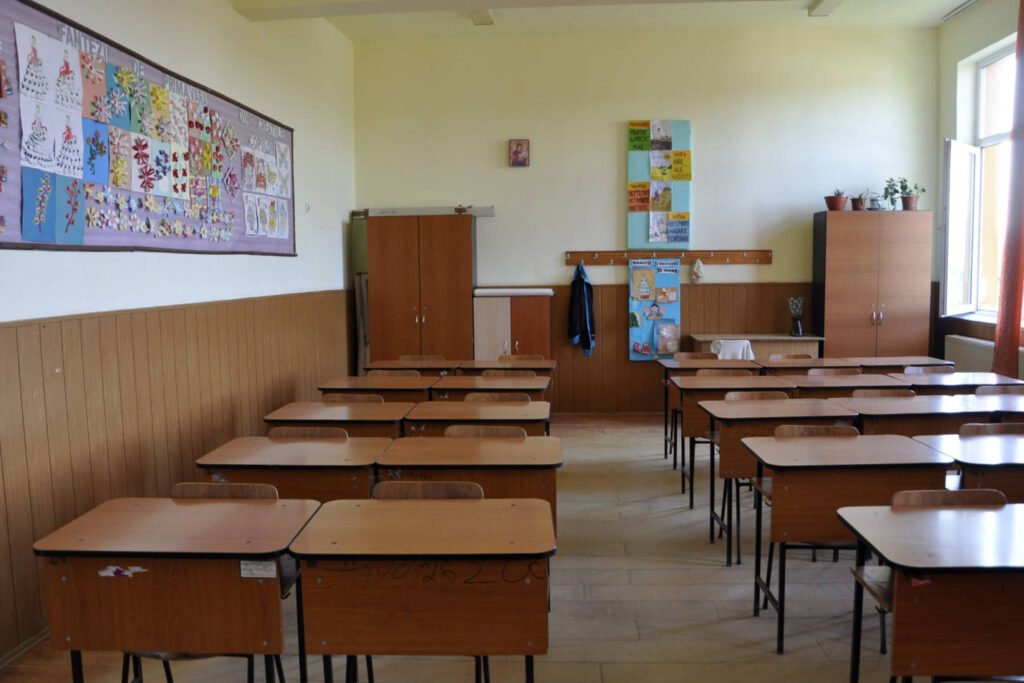 "Profesor din Vaslui prins cu briceag în școală: directoarea anunță autoritățile după incidentul șocant"