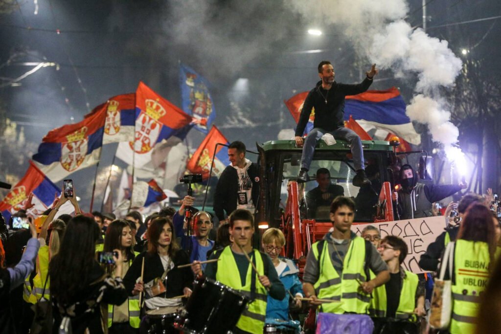 Cine Sunt Studenții Care Lucrează în Timpul Studiilor: Provocări și Oportunități