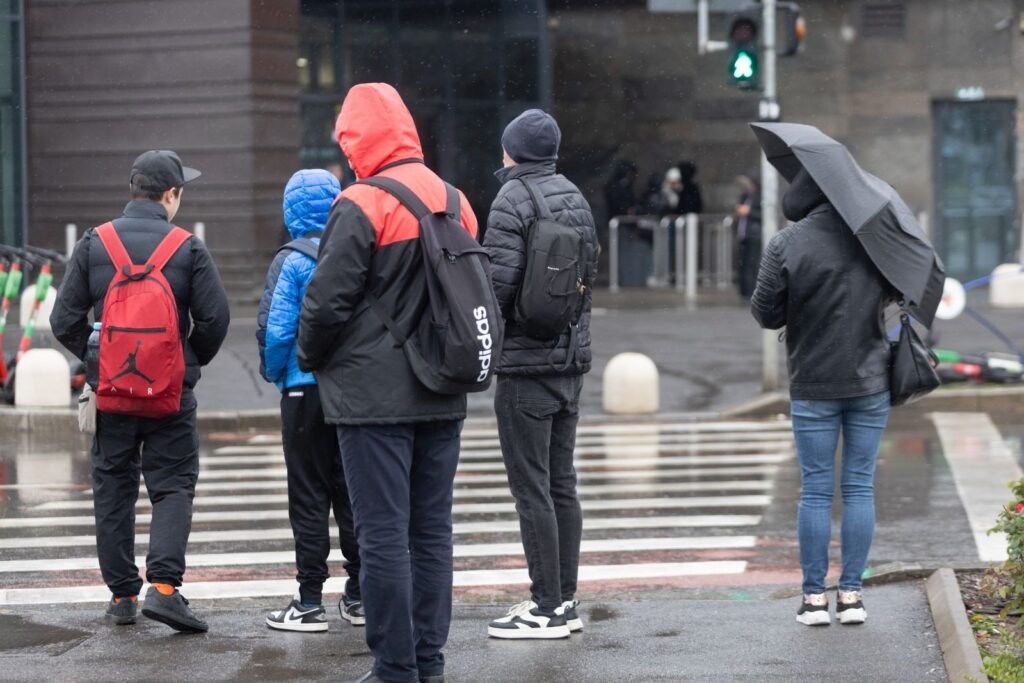 Cod galben în București și șapte județe. Ploile pot depăși 40 l/mp Cod galben de ploi în București și șapte județe: atracții meteorologice cu precipitații de peste 40 l/mp
