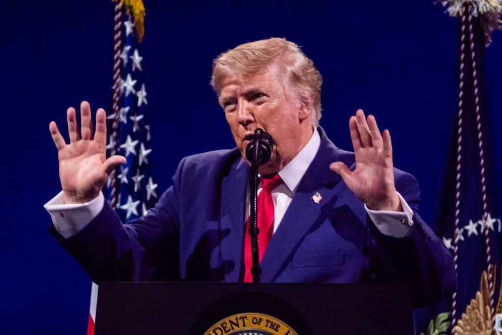 Trump promite c&acirc;te 90 de dolari pentru 20 de milioane de seniori &icirc;nainte de alegeri