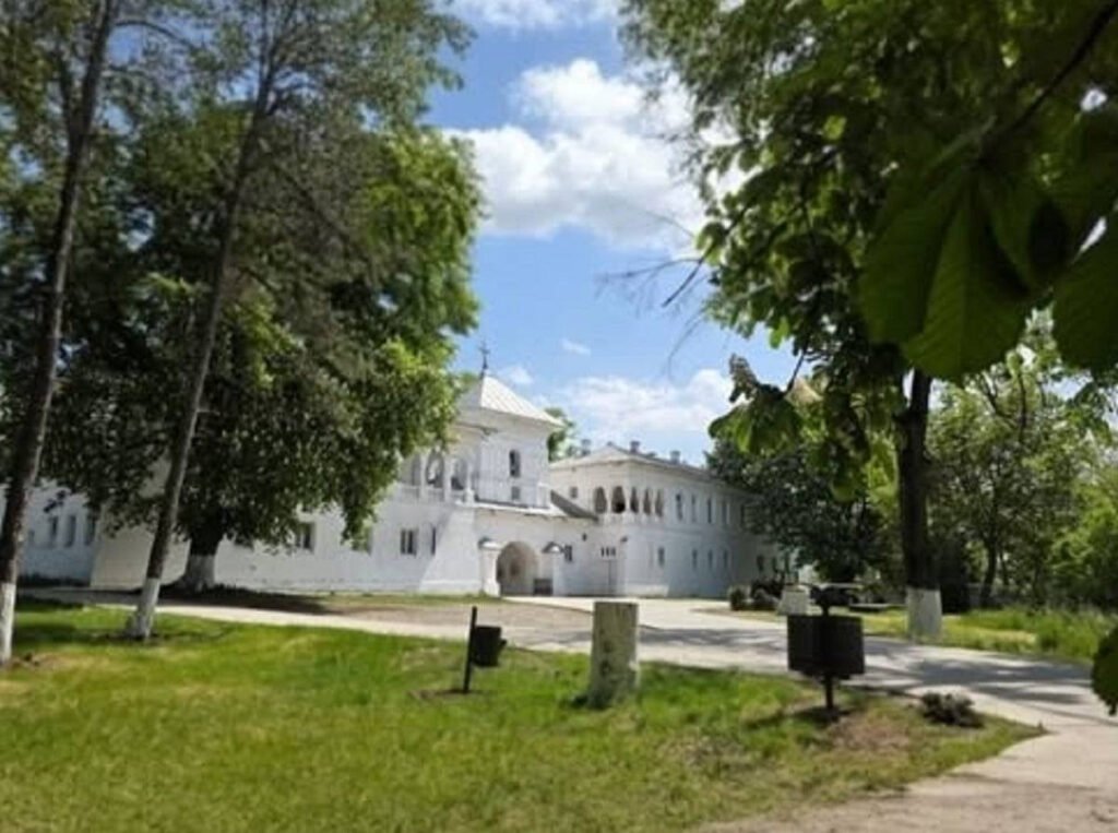 Descoperă 7 destinații perfecte pentru excursii de o zi în apropierea Bucureștiului în acest sezon de toamnă 7 Destinații Ideale pentru Excursii de O Zi Aproape de București în Toamna Aceasta