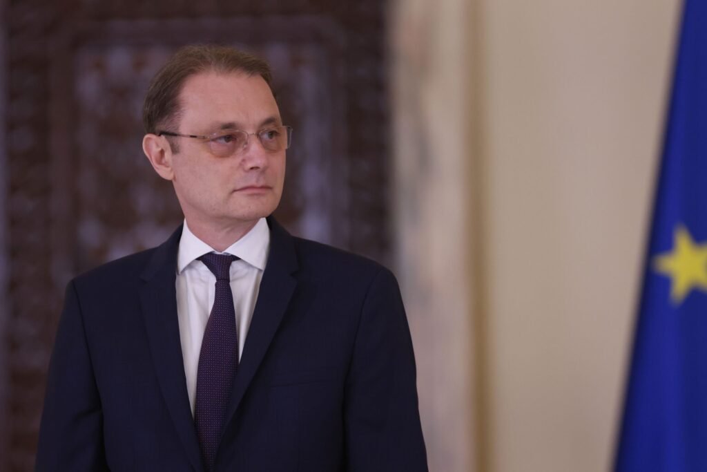Luca Niculescu anunță pregătiri pentru pensii și salariile bugetarilor. Luni continuă negocierile pentru noul guvern "Luca Niculescu Anunță Măsuri pentru Pensii și Salarii Budgeatarilor, Negocieri Noului Guvern Continuă Luni"