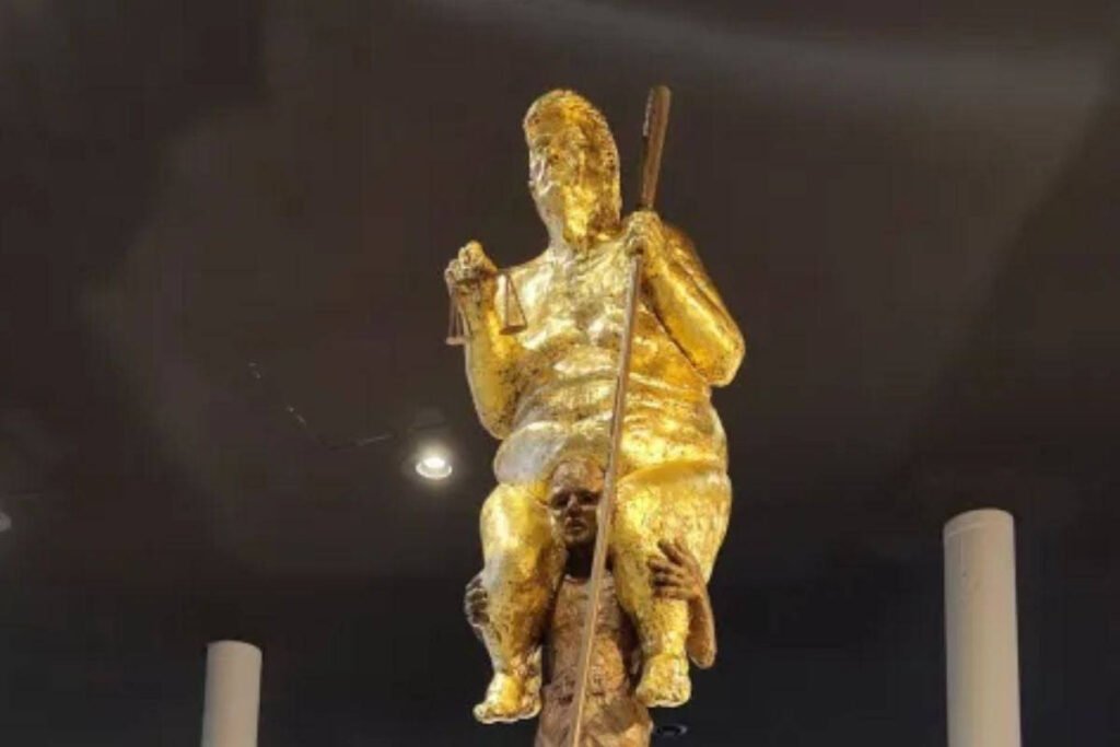 VIDEO: Statuie controversată a lui Trump, îmbrăcată în aur, expusă în Parlamentul European "Controversial Golden Trump Statue Unveiled in European Parliament"