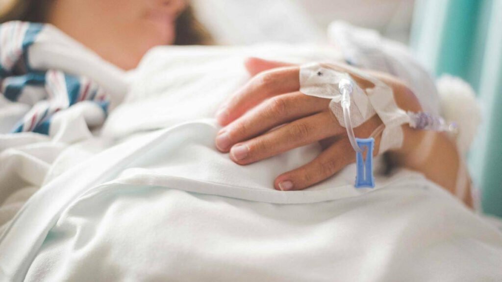 A învins cancerul de colon de trei ori: Semnul neglijat de o femeie la început „Cum a Înfruntat O Femeie Cancerul de Colon de Trei Ori: Semnele Neglijate Pe Care Nu Trebuie Să le Ignori”