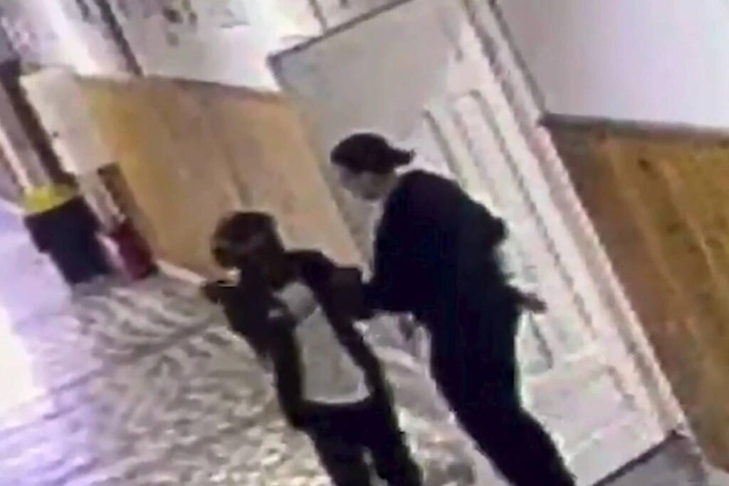 Profesoara atacată de un elev în Bistrița, pe masa de operație! Elevul rănit externat, agresorul transferat la Psihiatrie "Profesoară atacată de elev în Bistrița: agresor transferat la psihiatrie, elev externat"