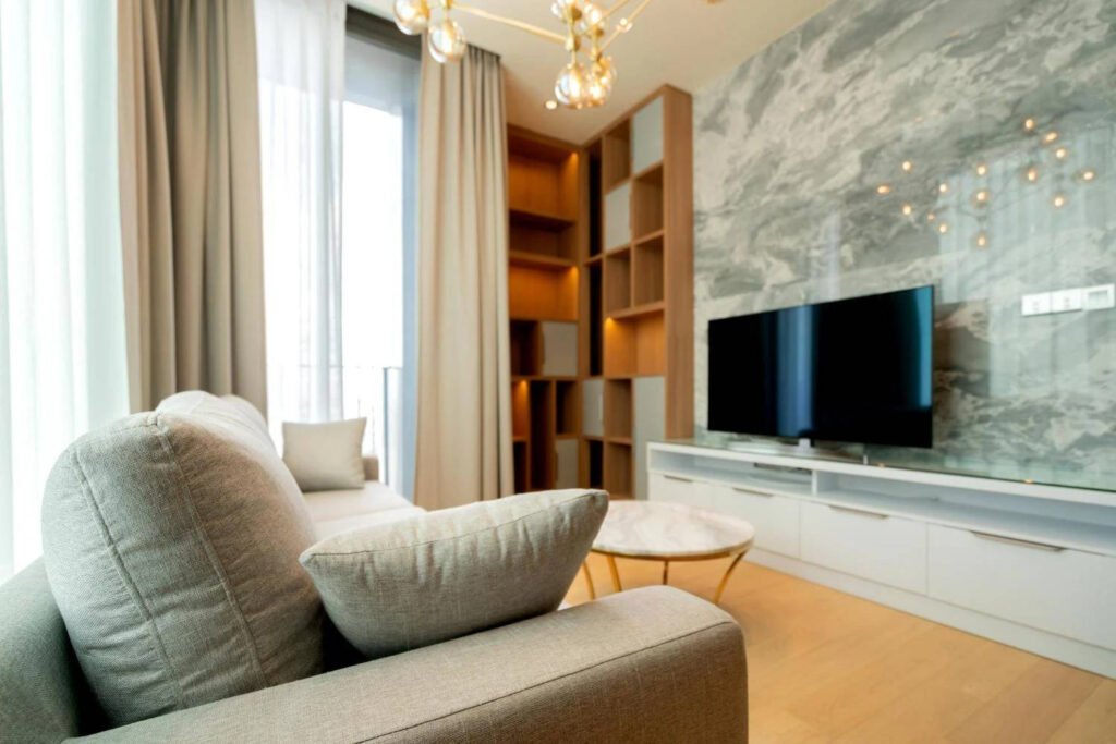 "Comoda TV și fotoliul extensibil: combinația perfectă pentru un living modern"
