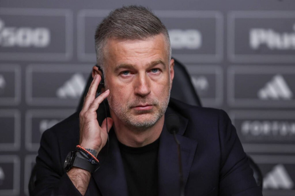 Edi Iordănescu, ofertă specială de la FCSB. Ce condiții ar fi pus fostul selecționer pentru revenirea la echipă "Edi Iordănescu Revine la FCSB cu Ofertă Specială: Condițiile Puse de Fostul Selecționer"