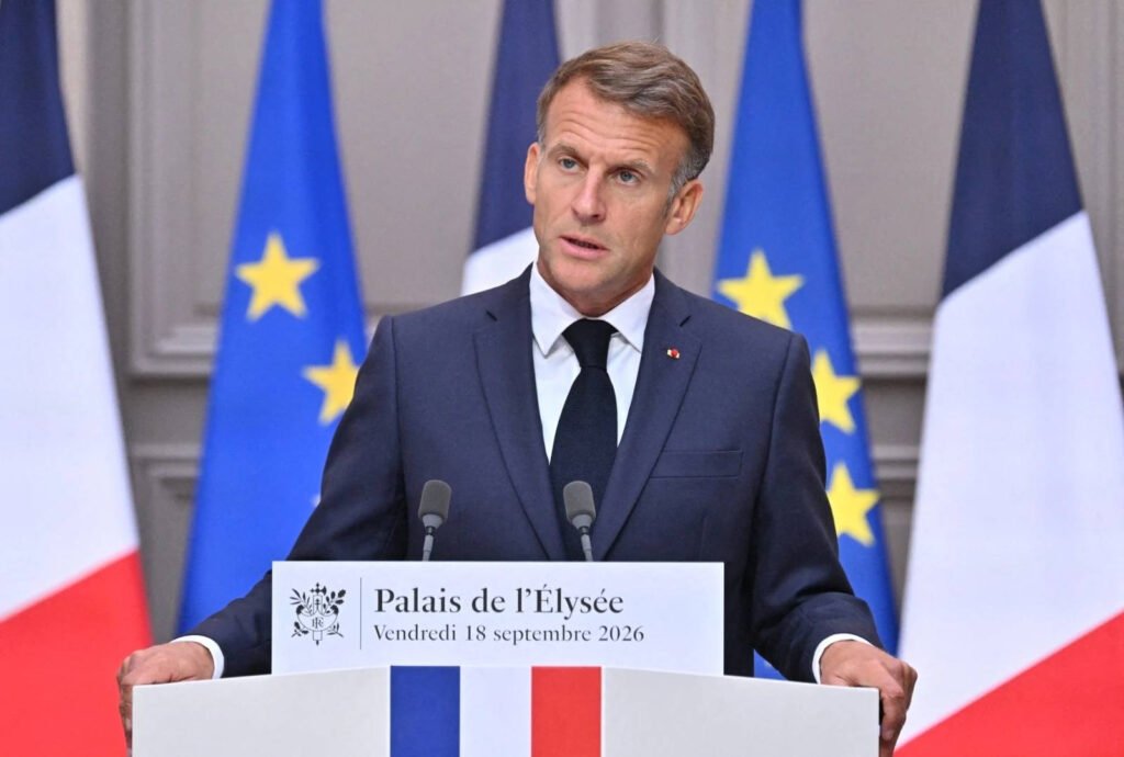 "Emmanuel Macron Respinge Demisia Ministrului de Interne După Protestele Violente din Franța"