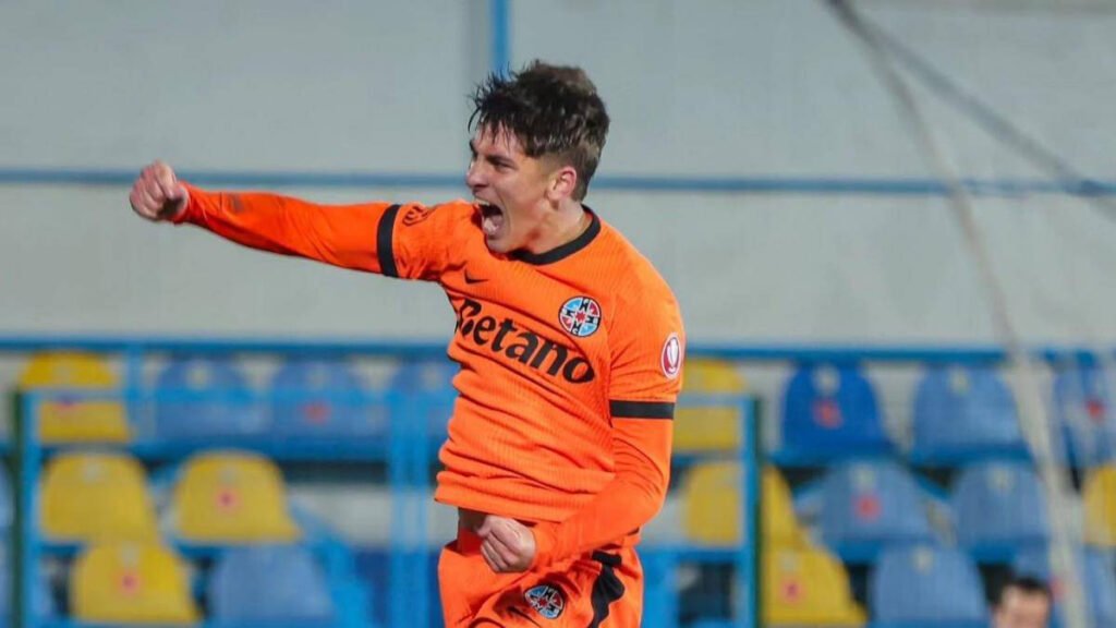 "FCSB Se Pregătește Intense pentru Meciul cu Voluntari, În Timp ce Dinamo Rămâne Lider Îndepărtat"