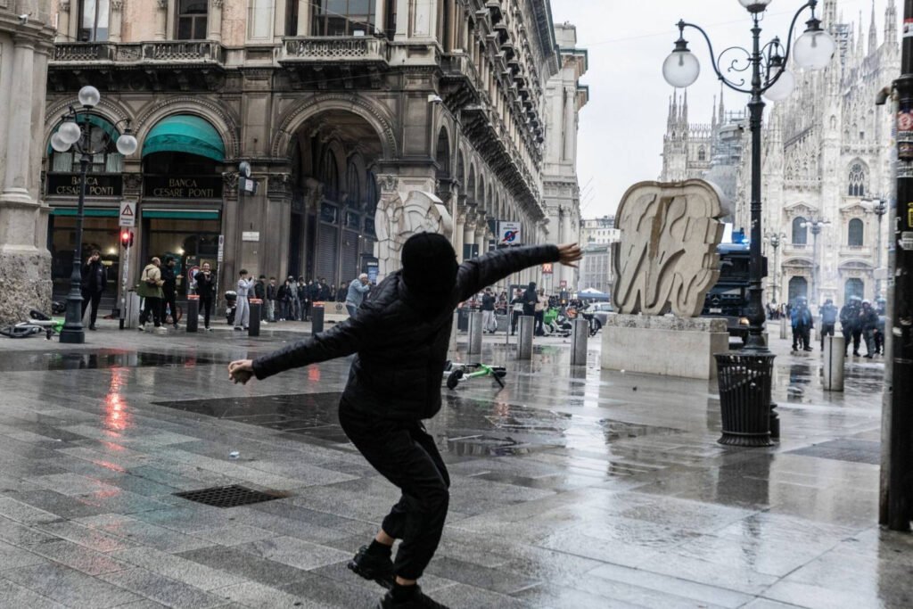 Magazinele de lux din Milano își acoperă vitrinele de teama unor noi violențe. Guvernul Meloni pregătește măsuri mai dure Magazinele de lux din Milano își acoperă vitrinele în urma violențelor, Guvernul Meloni pregătește măsuri stricte