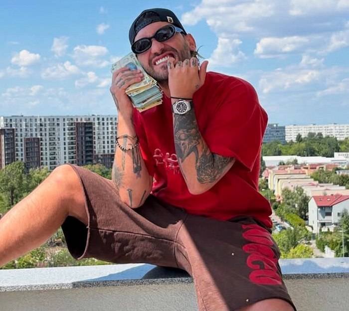 Gest șocant la Arenele Romane: Ian își face nevoile pe scenă. Cine este trapperul din spatele scandalului Gest șocant la Arenele Romane: Ian își face nevoile pe scenă. Cine este trapperul din spatele scandalului