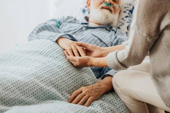 Aparţinătorii pacienţilor oncologici pot beneficia de concediu şi indemnizaţie pentru însoţirea la investigaţii medicale. Inițiativa, adoptată în Senat "Beneficii pentru aparţinătorii pacienţilor oncologici: Concediu şi indemnizaţie pentru însoţirea la investigaţii medicale, adoptate în Senat"