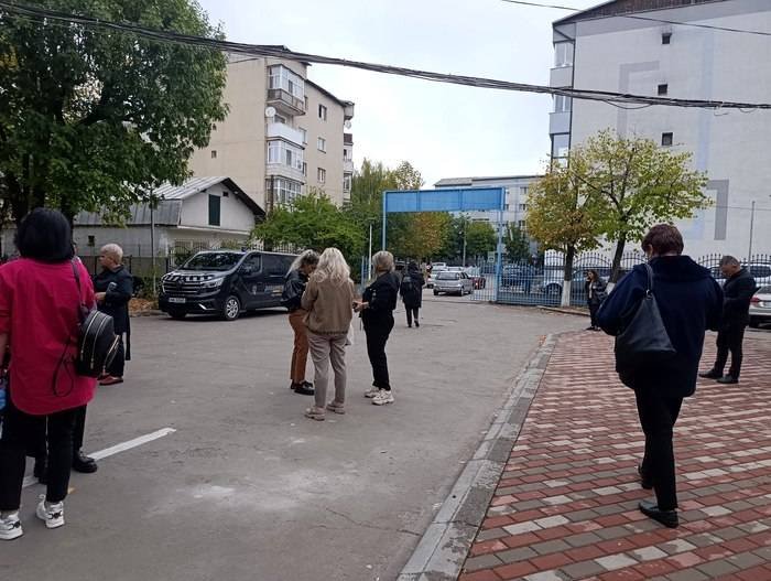A doua șansă pentru directorii de școli excluși din concurs "A Doua Șansă pentru Directorii de Școli Excluși din Concurs: Oportunități și Perspectivă"