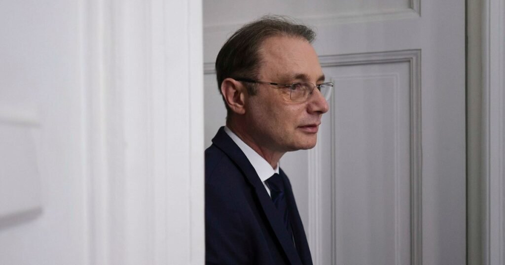 Guvernul Luca Niculescu, zi crucială în Parlament. De ce are șanse reale de a fi investit "Zi Crucială pentru Guvernul Luca Niculescu: Șanse Reale de Investire în Parlament"