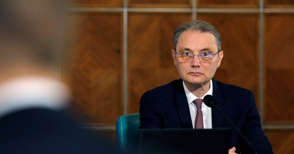 "Premier Luca Niculescu Participă la Preluarea Mandatelor Noilor Miniștri - Program Pe Ore"