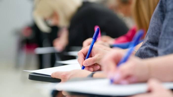 Regulile Ministerului Educației privind absențele motivate de părinți și impactul asupra notei la purtare pentru elevi "Regulile Ministerului Educației privind absențele motivate: Impactul asupra notei la purtare pentru elevi"