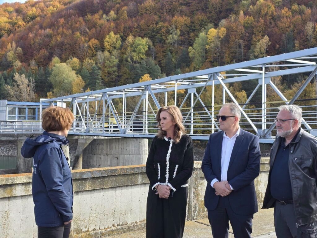 "Ministra Mediului Vizitează Barajele Păltinu și Măneciu: Grup de Lucru pentru Intervenții".