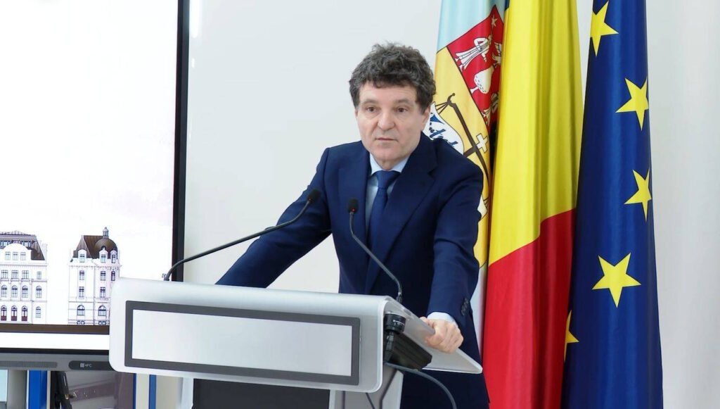 Nicușor Dan îi trimite pe profesorii universitari pe TikTok: Sunt acolo 9 milioane de români. Altfel, vom fi în două realități paralele Nicușor Dan îi trimite pe profesorii universitari pe TikTok: Sunt acolo 9 milioane de români. Altfel, vom fi în două realități paralele