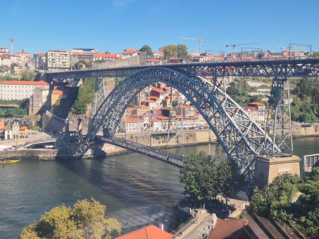 Orașul european unde turiștii se simt imediat ca acasă, alegere preferată față de Amsterdam, Viena și Paris "Orașul European Preferat de Turiști: Experiența Acasă în Locul Amsterdamului, Vienei și Parisului"