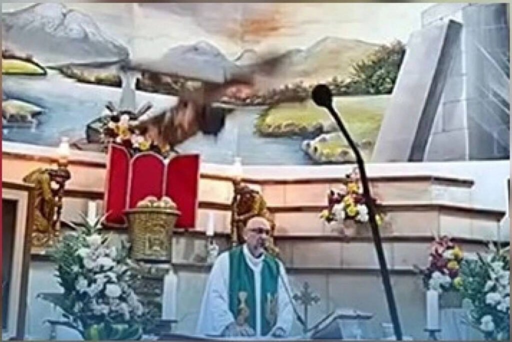 Preot mort în timpul slujbei, după ce o cruce masivă a căzut peste el. Incidentul a fost transmis în direct Preot mort după ce o cruce masivă a căzut peste el în timpul slujbei, incidentul transmis în direct