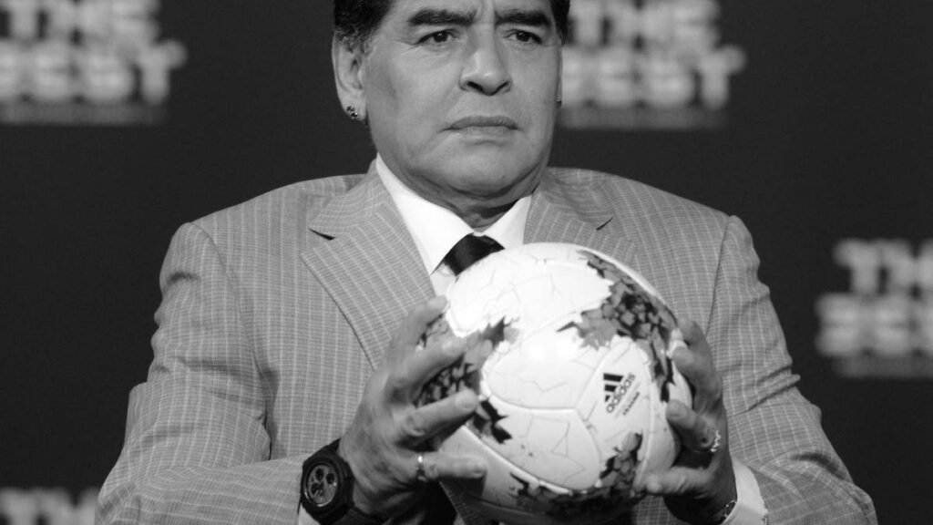 Procurorii cer o pedeapsă uriașă pentru medicul lui Maradona, acuzat de omor cu intenție. "Procurorii Solicită Pedeapsă Severă pentru Medicii lui Maradona, Ajușiți de Acuzarea de Omor cu Intenție"