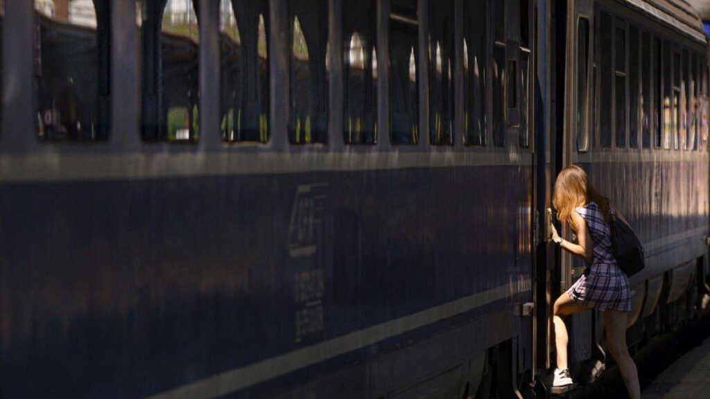 Reducerea de 90% la tren pentru studenți, în 2026-2027: ce acte trebuie prezentate până pe 30 noiembrie și ce se schimbă de la 1 decembrie Reducerea de 90% la tren pentru studenți, în 2026-2027: ce acte trebuie prezentate până pe 30 noiembrie și ce se schimbă de la 1 decembrie