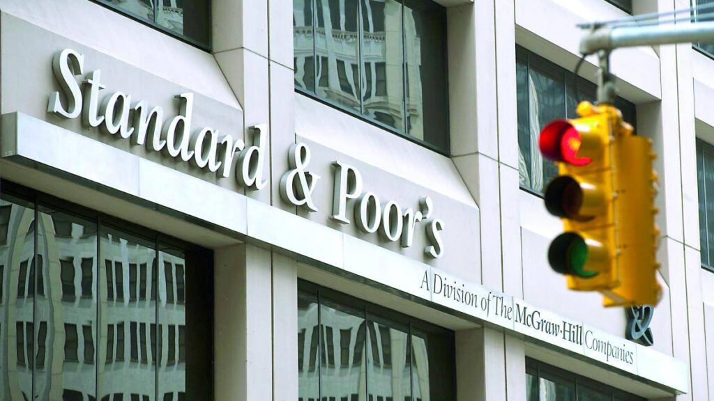România scapă de retrogradare, dar S&P lansează un avertisment. Ce arată raportul despre deficit, datorie și economie România scapă de retrogradare, dar S&P lansează un avertisment. Ce arată raportul despre deficit, datorie și economie