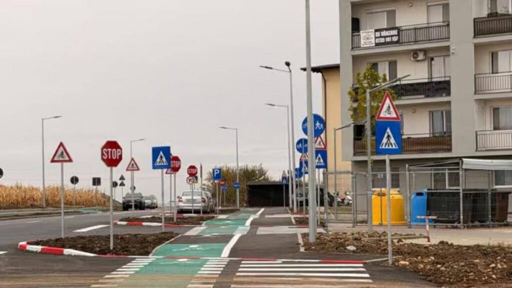 Au modernizat strada, dar au uitat să oprească instalarea indicatoarelor: Peste 100 în 300 de metri! "Modernizare stradală: Peste 100 de indicatoare pe o distanță de 300 de metri!"