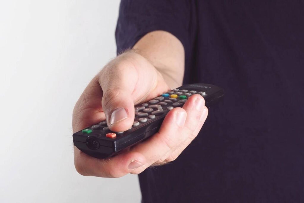 Ce se întâmplă dacă ții apăsat butonul 9 de pe telecomandă. Funcția care te poate ajuta când televizorul are probleme