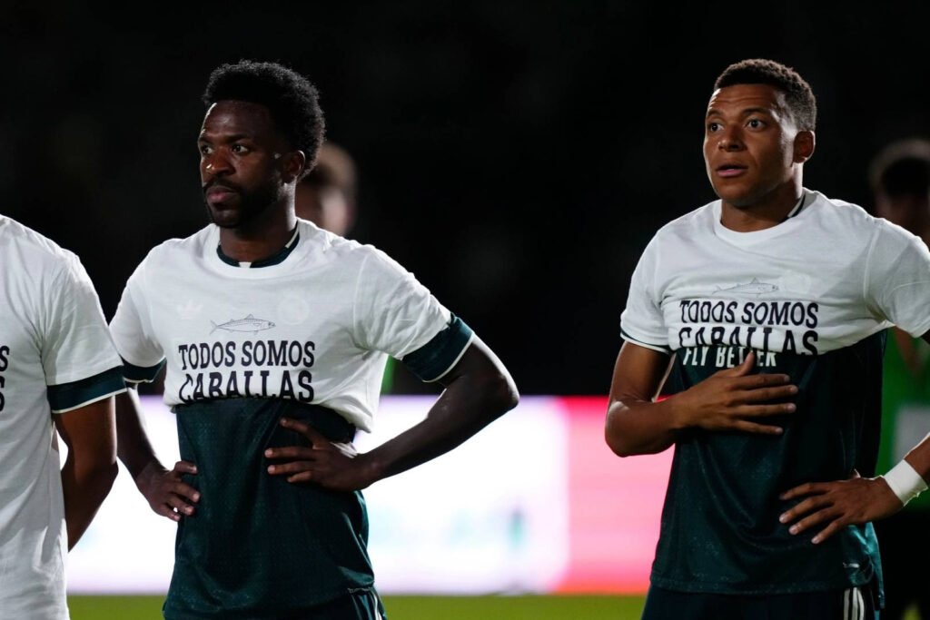 Ultrașii lui Real Madrid cer scuze publice de la Mbappé și Vinicius după gestul controversat legat de Ceuta "Ultrașii Real Madrid solicită scuze publice de la Mbappé și Vinicius pentru gestul controversat legat de Ceuta"
