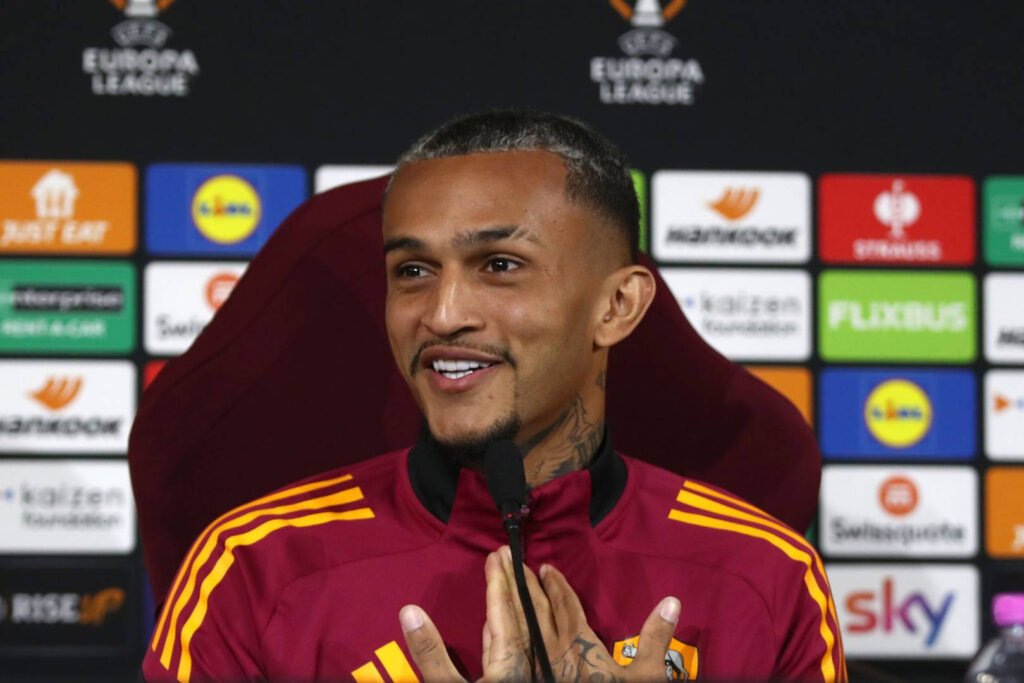 "Fotbalistul Romei Wesley, Implicat în Controversă: Ultimele Noutăți"