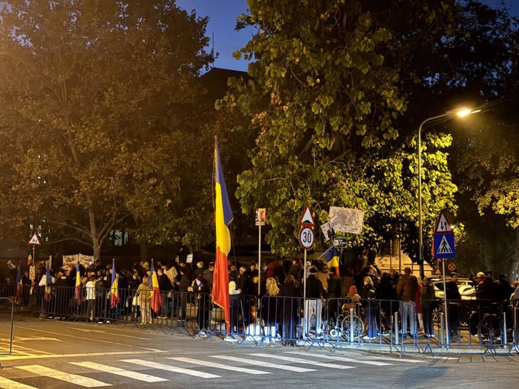"Proteste în București pentru Eliberarea lui Călin Georgescu: Peste 100 de Participanți la Arestul Central"